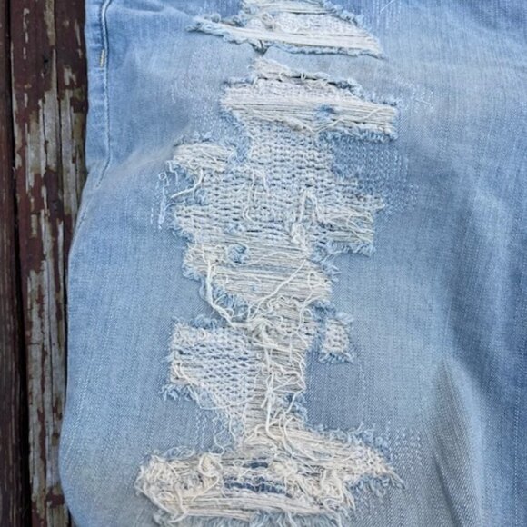 Torrid NWT Boyfriend Bermuda Denim Shorts Light Wash with Destruction Plus Sz 22 - Picture 4 of 16